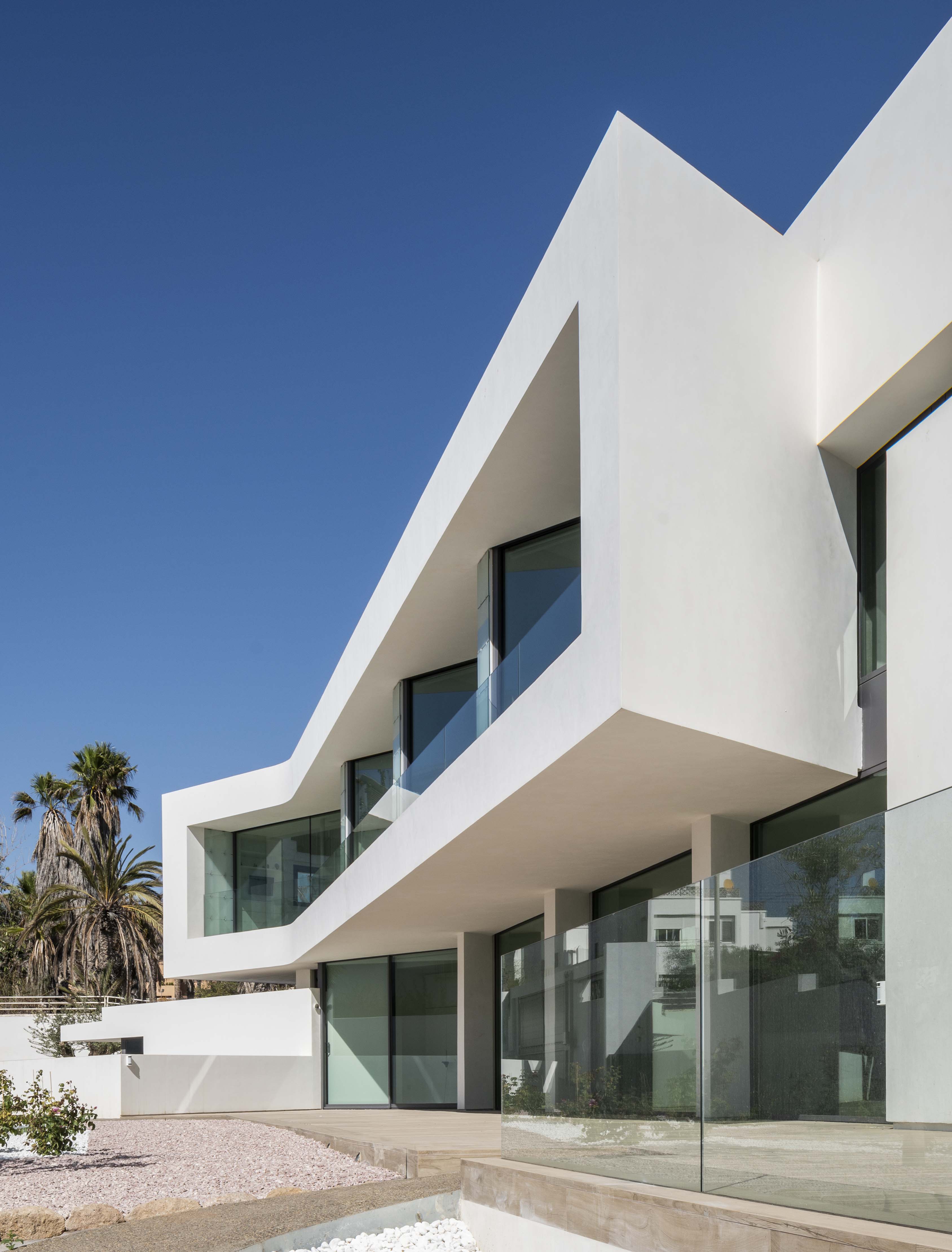 a bare and breezy family home by mariano molina estudio de arquitectura ...