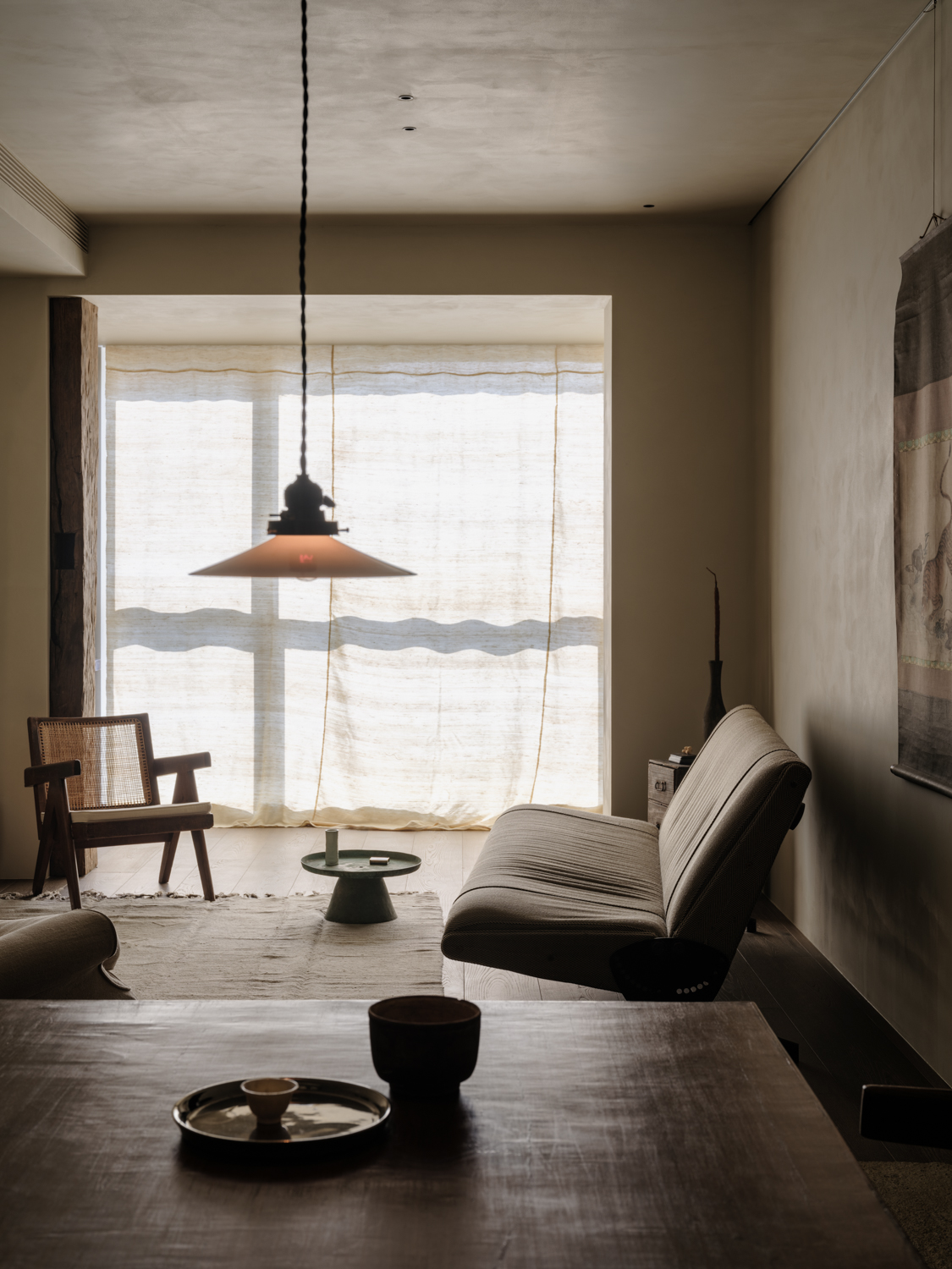 earthy and bare minimalist interior for a young artist’s home in ...