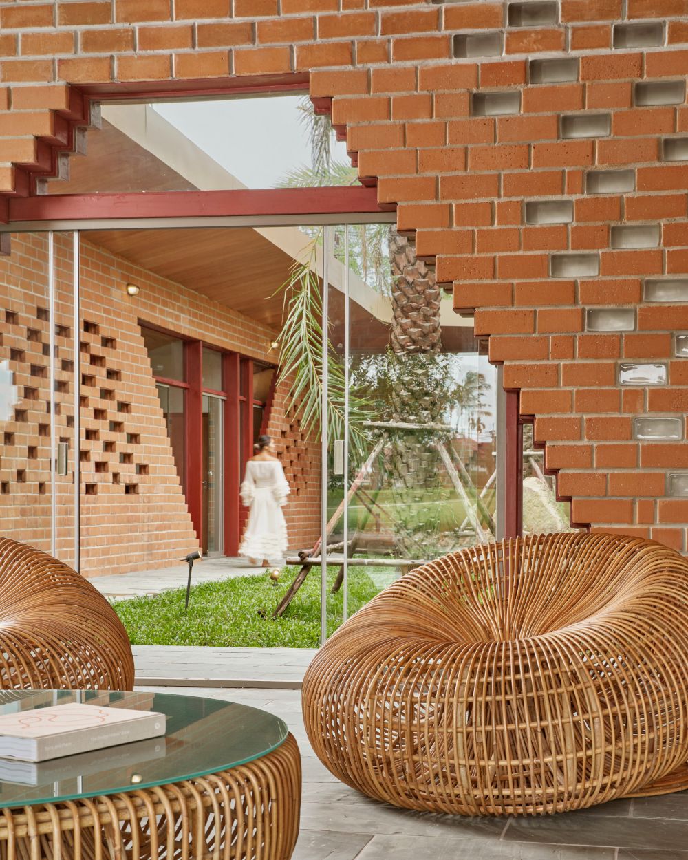 https://cdn.thedesignstory.com/editor/editor-01---enter-projects-asia---laguna-brick-house-the--nrmg-1724852419.jpg?w=1000