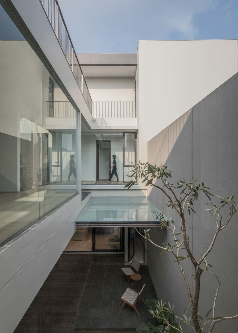 rakta studio's lf house adds in a small zen-like poetic courtyard | the ...